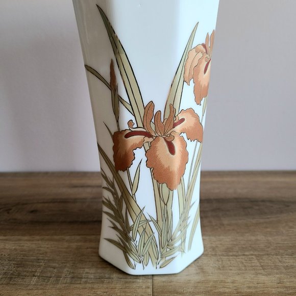 Vintage ceramic vase Japan with floral design. - Picture 3 of 6